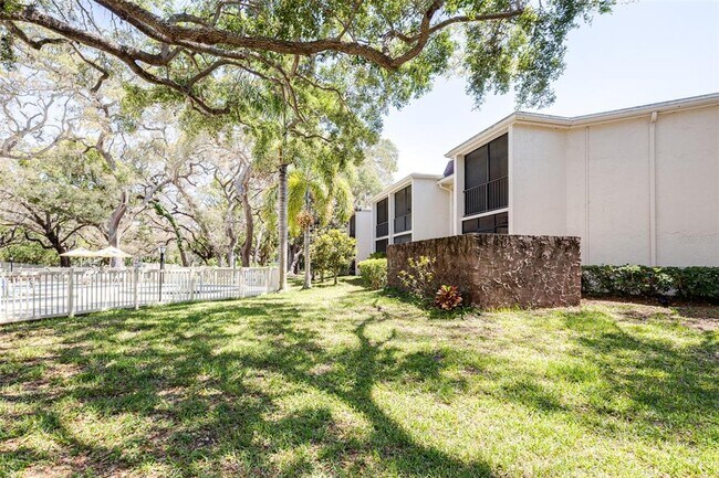 Building Photo - 820 Patricia Ave