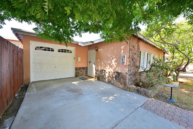 Building Photo - 326 E Olive Ave