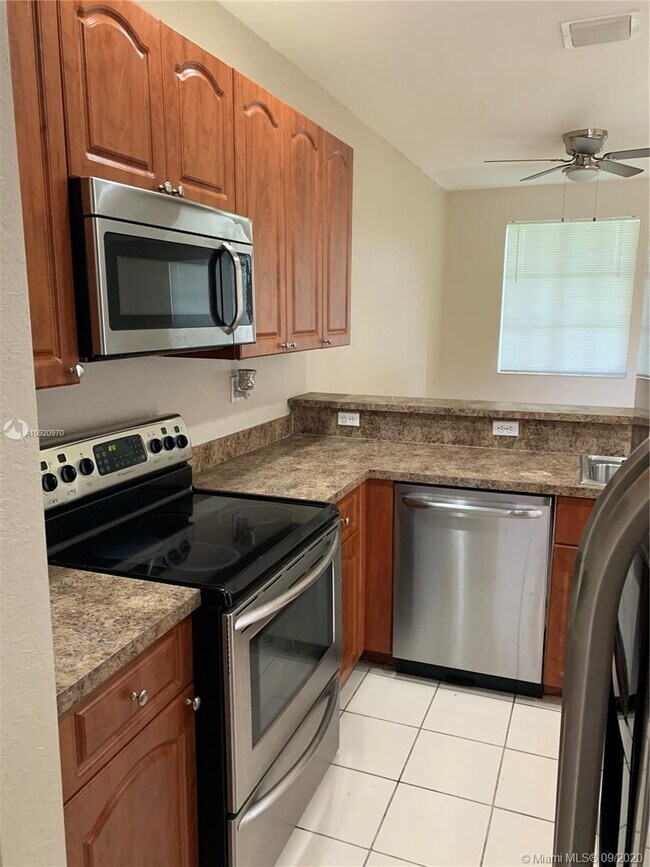 Building Photo - 6044 SW 19th Ct