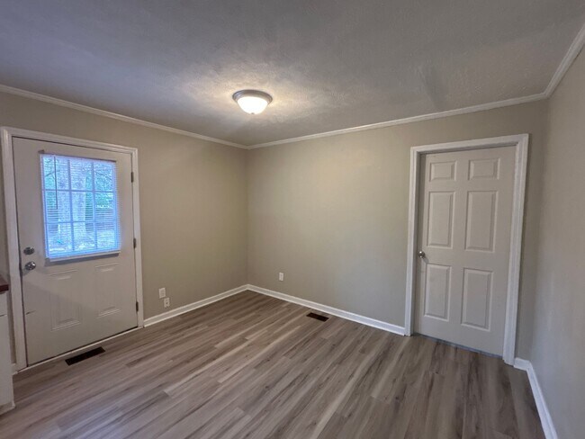 Building Photo - NEW LISTING!!!!!