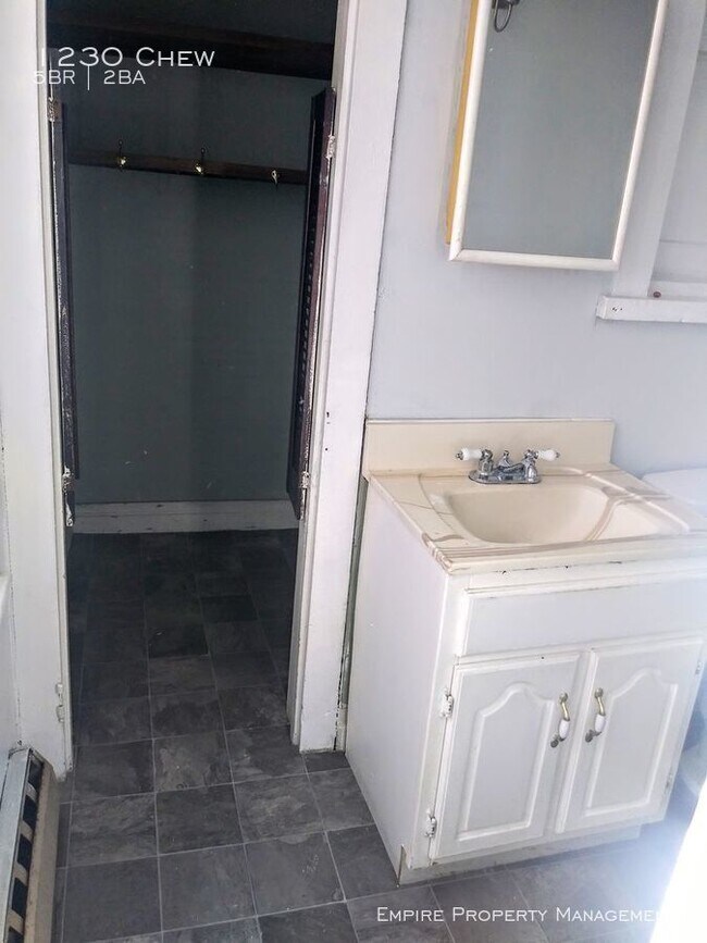 Building Photo - 5 Bedroom 1.5 Bath House in Allentown