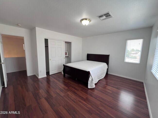 Building Photo - 218 E Sunburst Ln