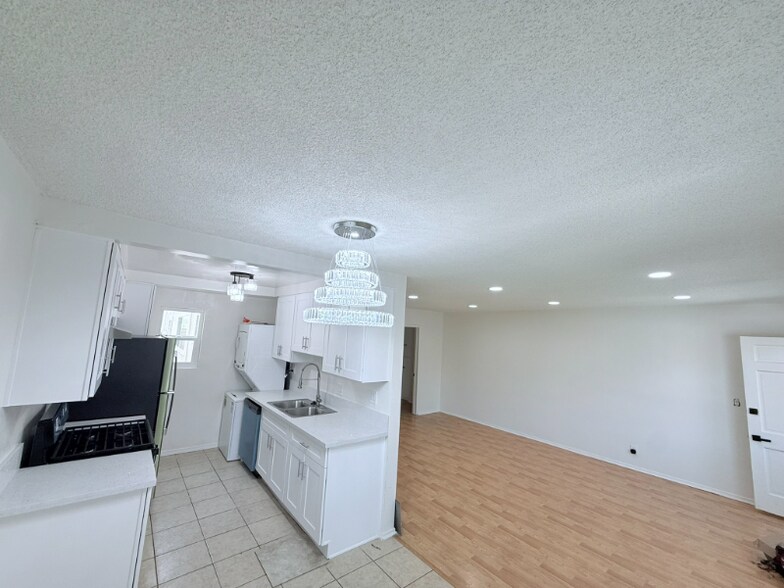 Primary Photo - 7654 Fountain Ave