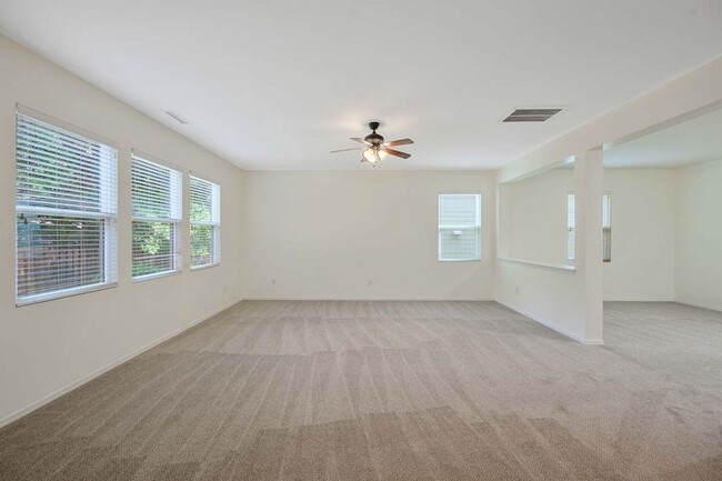 Building Photo - 3 Bedroom Open Concept with Enough Room fo...
