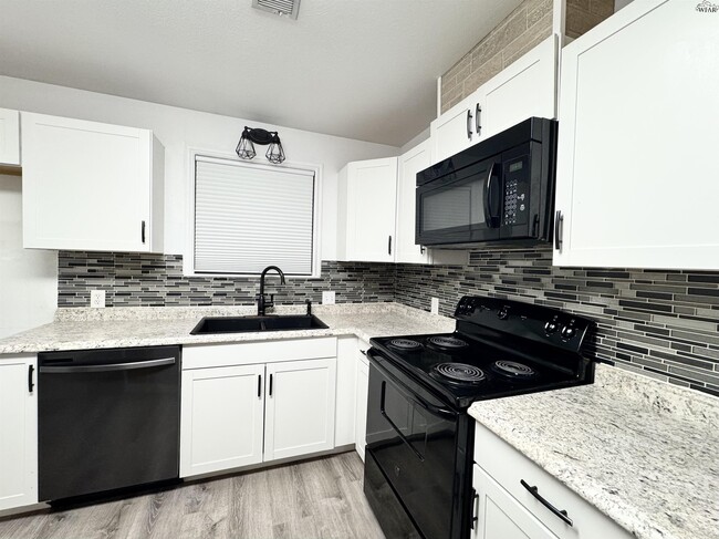 Building Photo - 4035 Hooper Dr