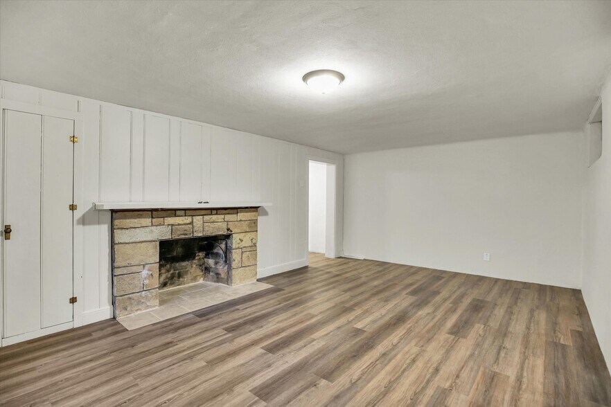 Building Photo - 1212 W Healey St