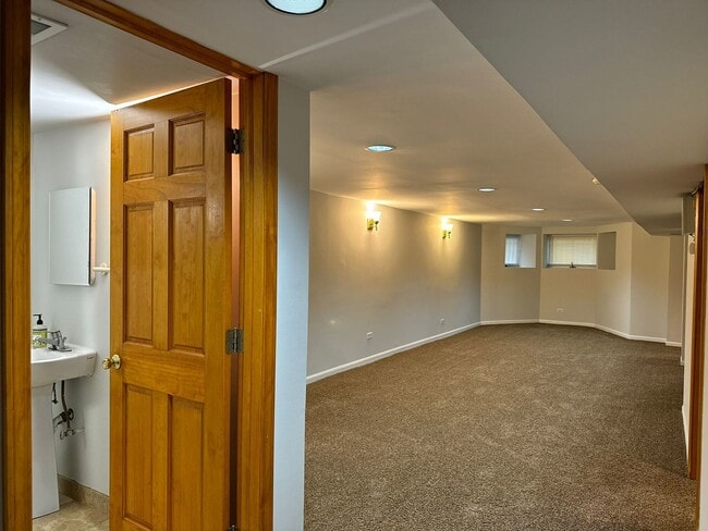 Building Photo - 923 W Fletcher St