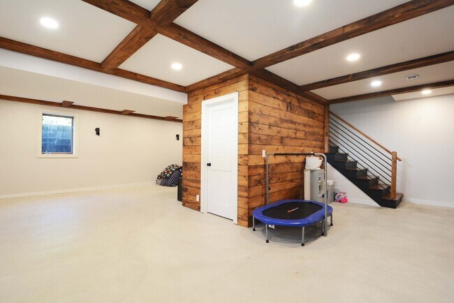 Building Photo - Beautiful 4-Bedroom Home in Vadnais Height...