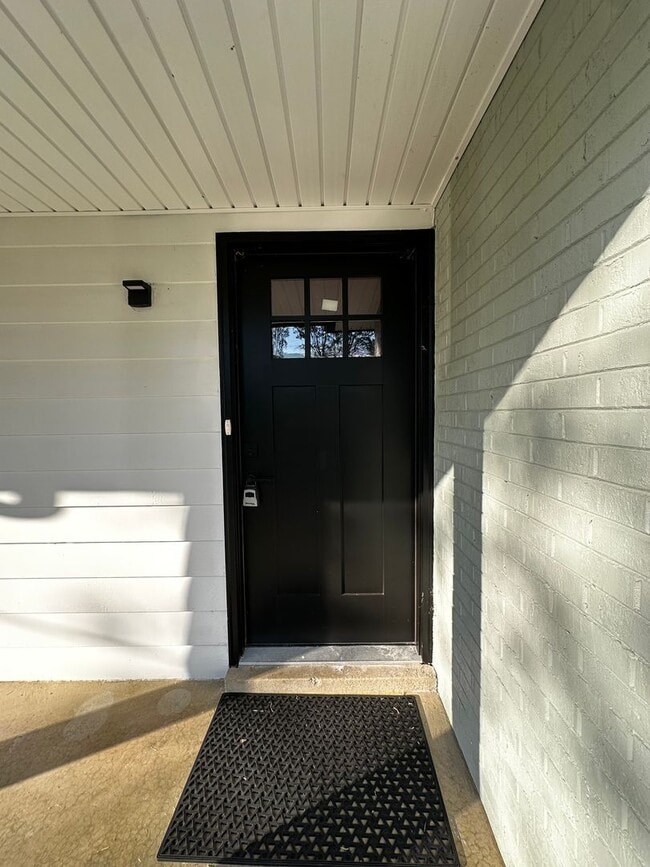 Building Photo - Fully Renovated in the Heart of Hendersonv...