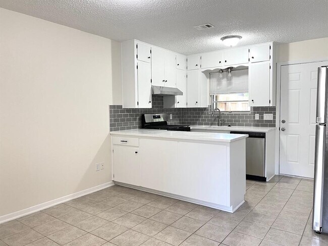 Building Photo - 2305 Western Trails Blvd