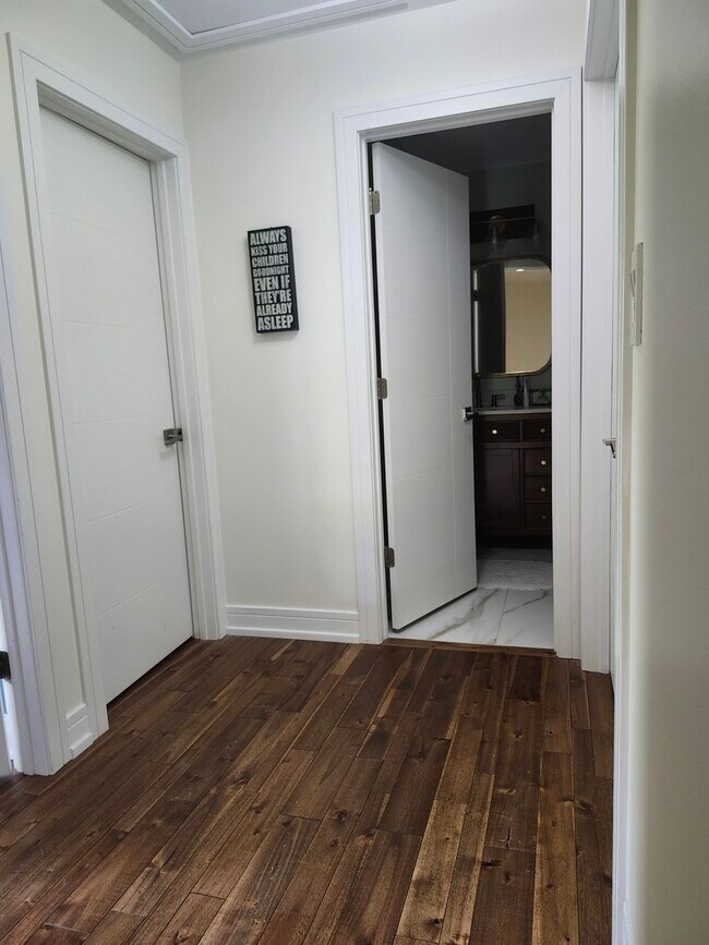 Building Photo - 301 Oakbrook Ct