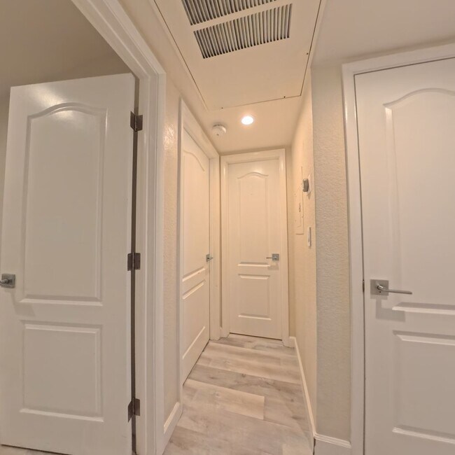 Building Photo - Modern style 2 Bed 2 bath Condo 1st Floor at The Lakes!