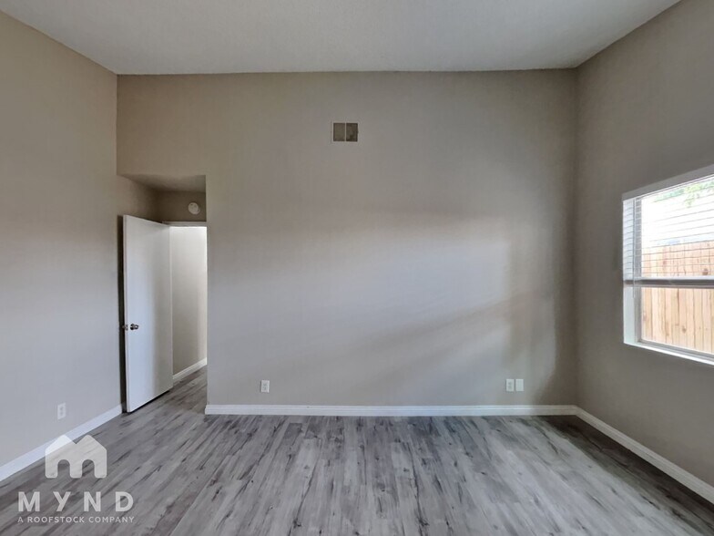 Building Photo - 5681 Odessa Dr