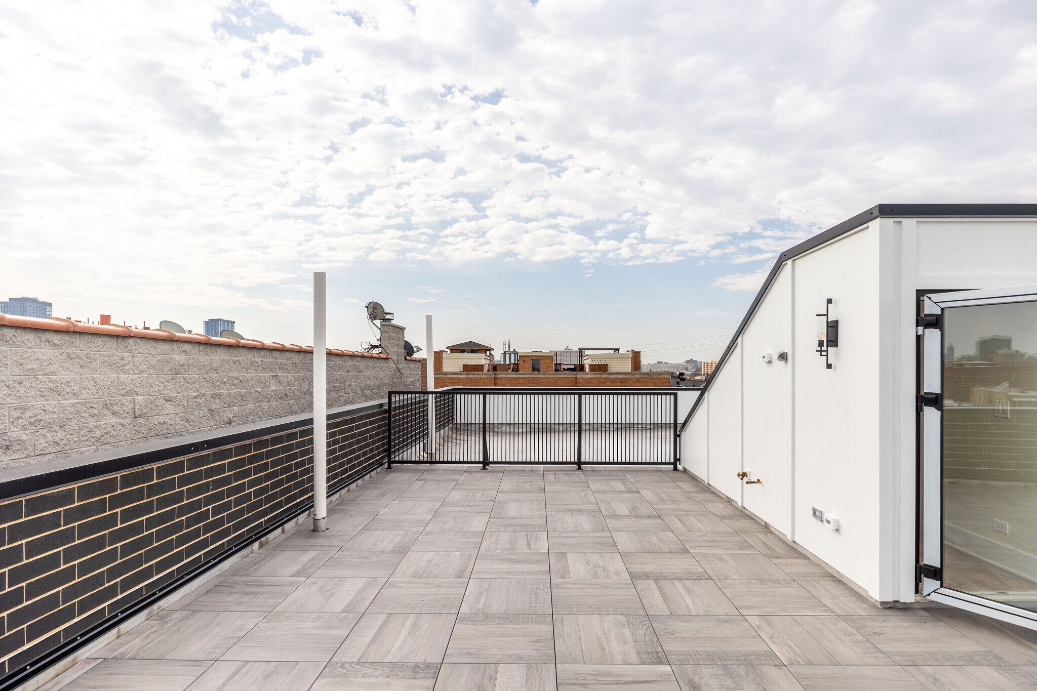 Building Photo - 1610 W Grand Ave