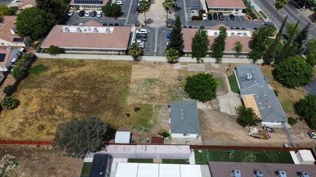 Building Photo - 7421 N Maple Ave