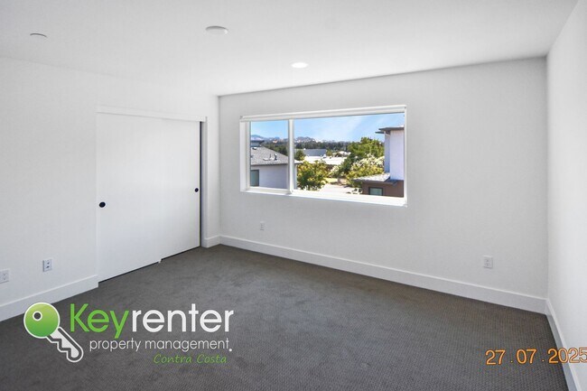 Building Photo - Newer Energy Efficient Luxury Townhouse in...
