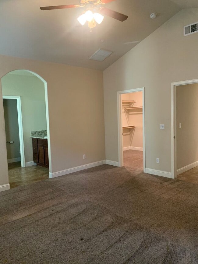 Building Photo - 3 BR 2 BA Available Now