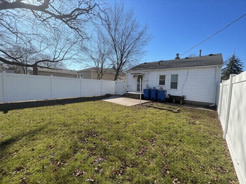 Building Photo - 11236 Studebaker Ave