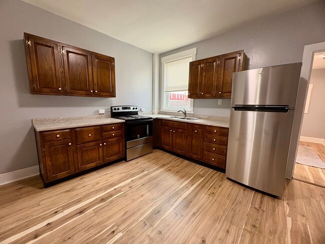 Building Photo - 2 Bedroom 1 Bathroom in Lancaster!