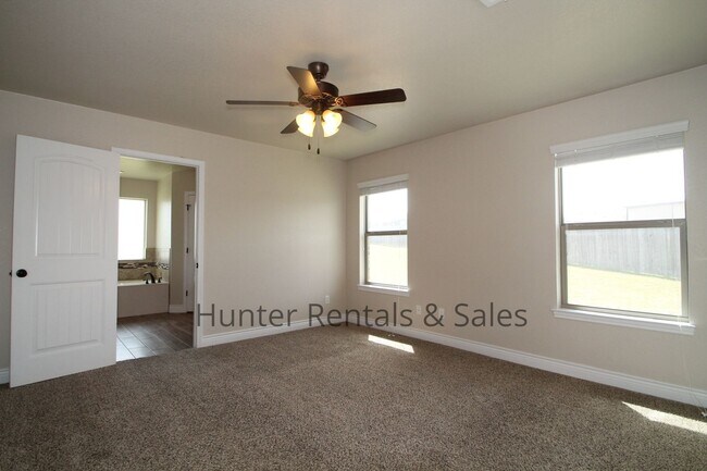 Building Photo - 1104 Wren Cir