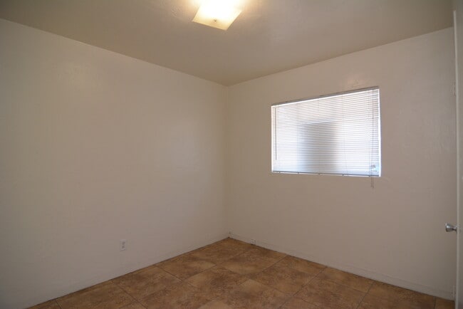 Building Photo - Updated 2 Bedroom 1 Bath Home! Great Centr...