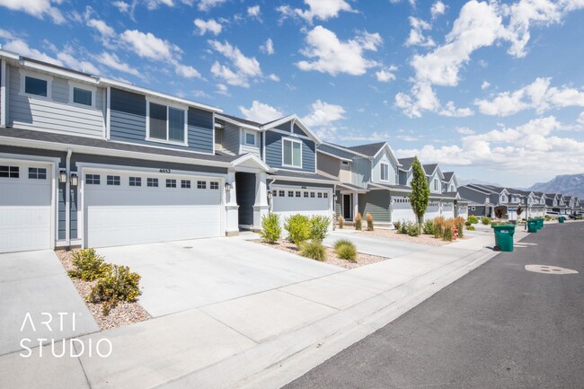 Building Photo - Beautiful Townhome in Lehi