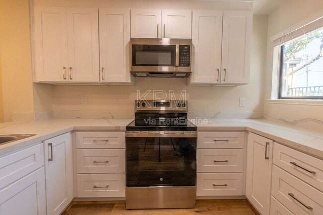 Building Photo - 955 Academy St