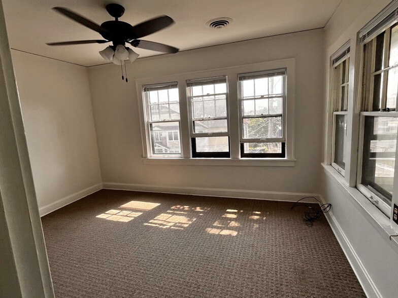 Building Photo - 5035 Walnut St