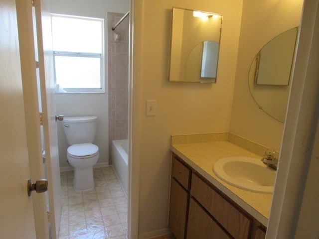 Building Photo - Lovely 2 Bedroom 1 Bathroom Duplex in San ...