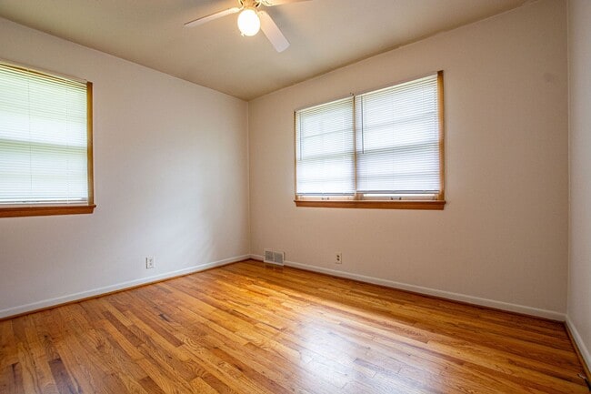 Building Photo - 2 Bedroom / 1 Bath Duplex with Private Basement and Washer/Dryer!
