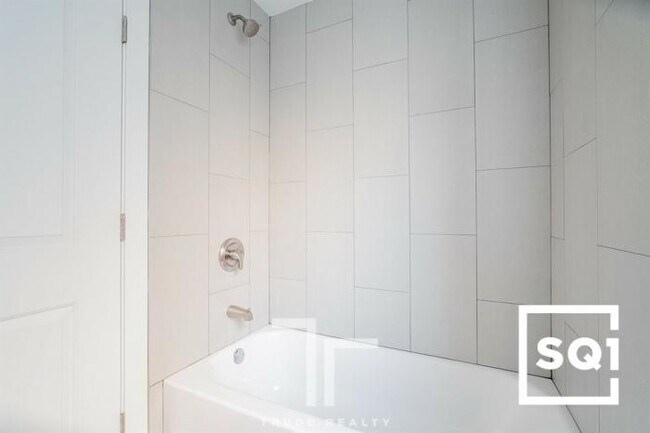 Building Photo - 2 bedroom in Chicago IL 60626