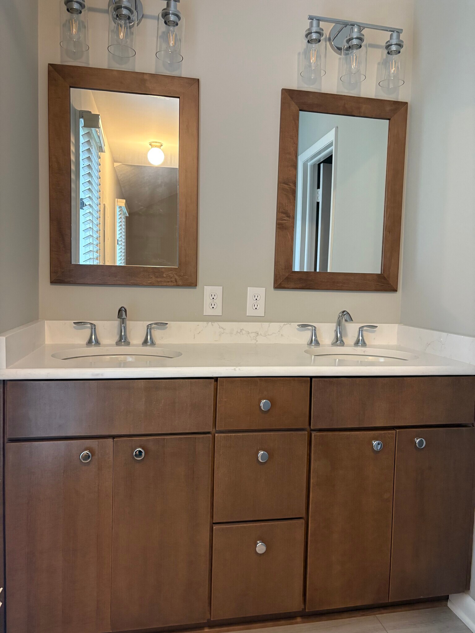 Main bedroom attached bathroom - 12913 Church Ct