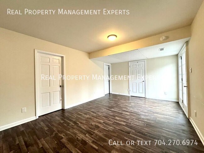 Building Photo - 900 Tally Ho Ct