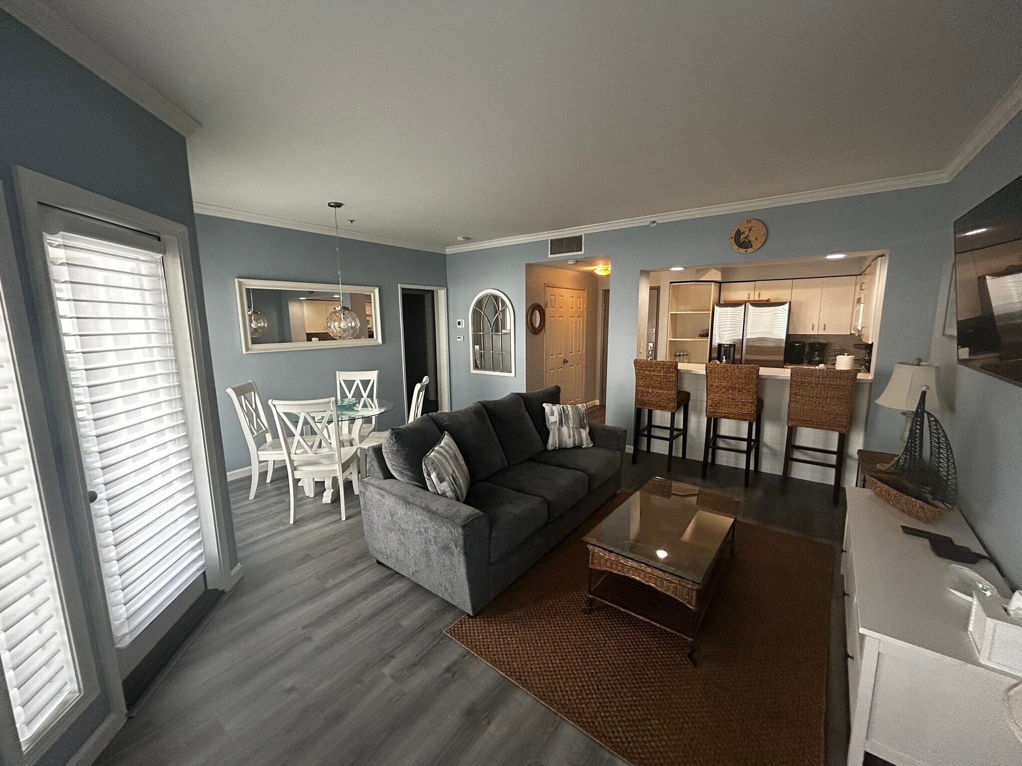 Living Room/Dining Area - 655 Columbia St