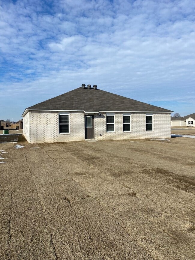 Building Photo - Pre-Leasing Now! Spacious Four Bedroom | Two Bathroom Home in Jonesboro
