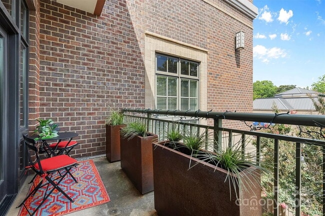 Building Photo - "Chic Urban Living: Spacious 1-Bedroom Ret...