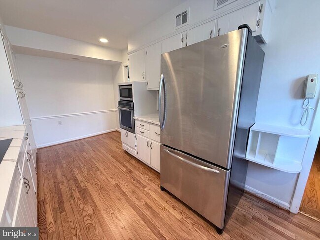 Building Photo - 5804 Lenox Rd