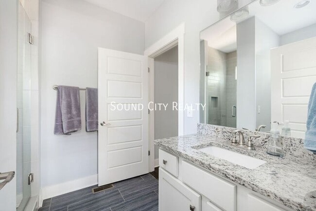 Building Photo - 606B Eastboro Dr