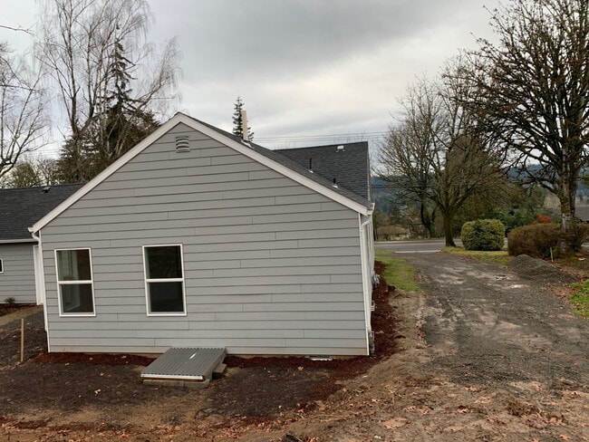 Building Photo - 15722 SE Oatfield Rd