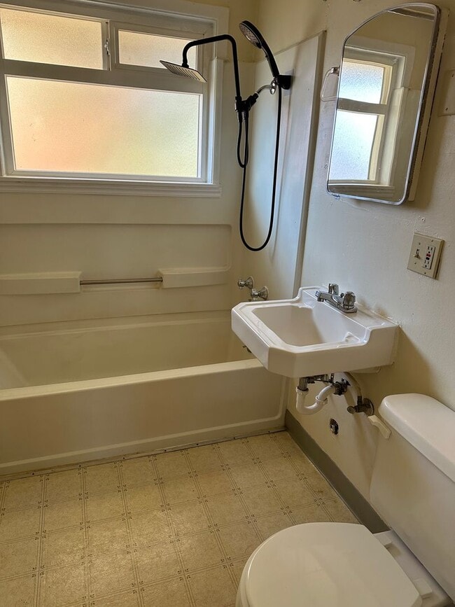 Building Photo - Nice 2 bedroom unit of a duplex near downt...