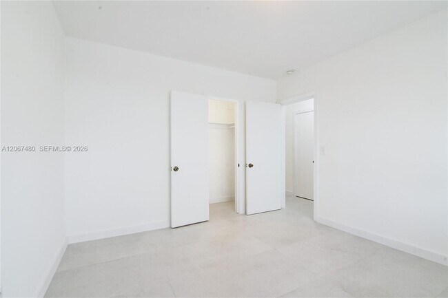 Building Photo - 974 Biarritz Dr