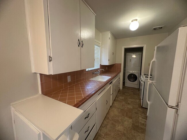 Building Photo - 8041001/51T