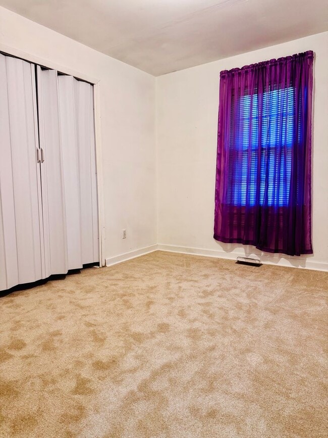 Building Photo - Cozy and Convenient