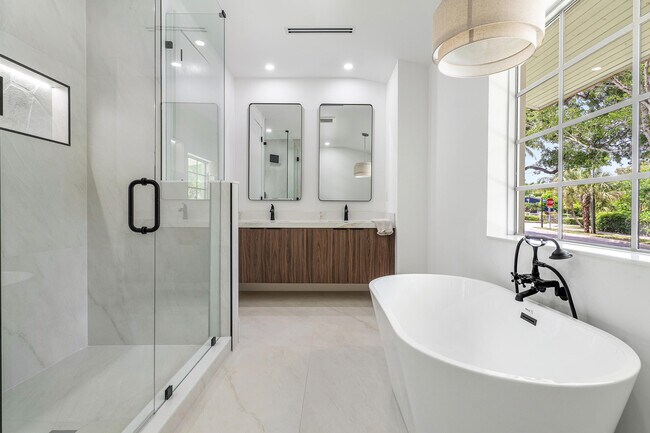 Building Photo - 2330 Lake Ave