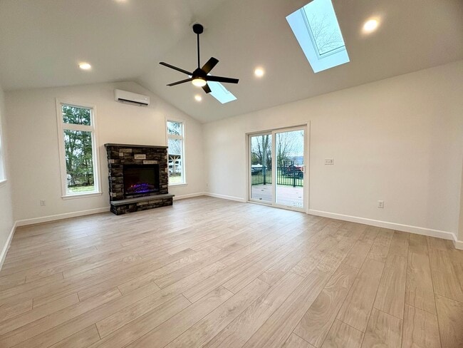 Building Photo - Newly Built 3 Bedroom 1.5 Bathroom Available in Spring Grove!