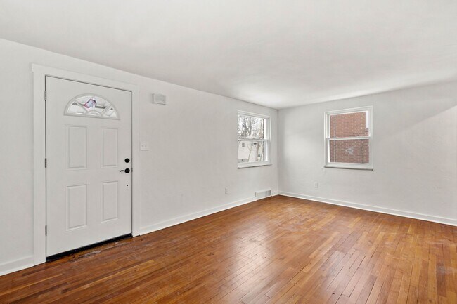 Building Photo - AVAILABLE MAY 1ST! UPDATED THROUGHOUT! 3-bedroom in Beechview!