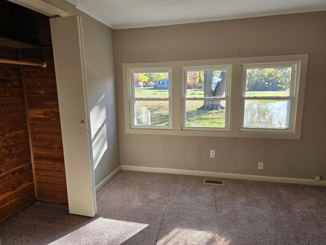 Building Photo - Freshly remodeled 3 bedroom!