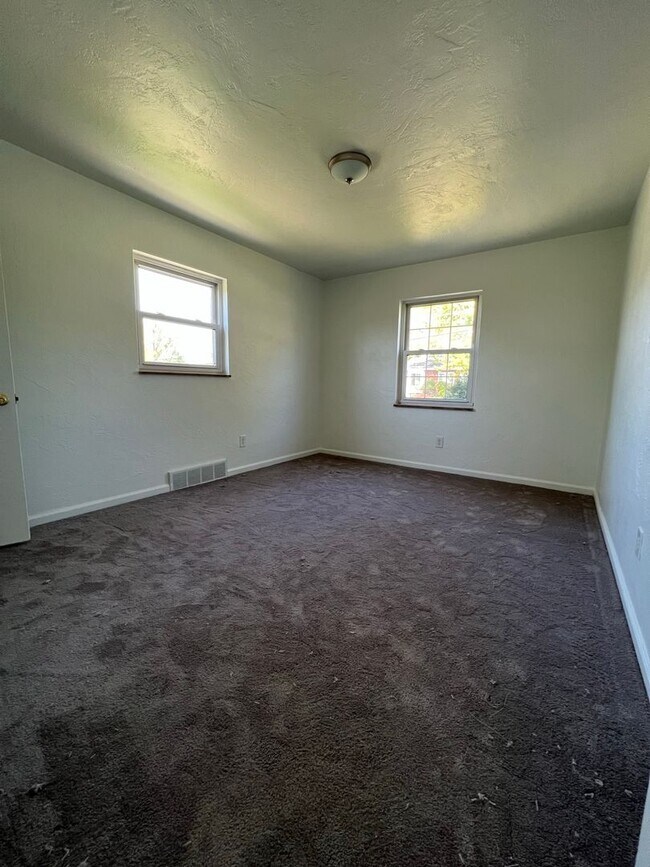 Building Photo - Modern 3 bedroom, 1.5 bathroom home in Bethel Park