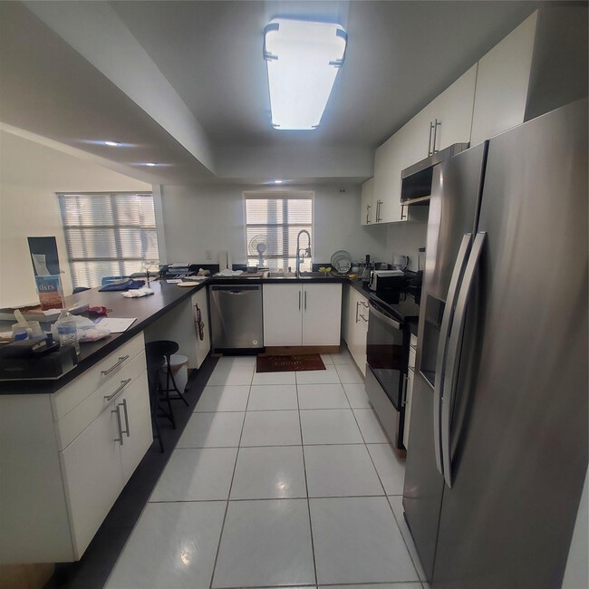 Primary Photo - 800 Parkview Dr