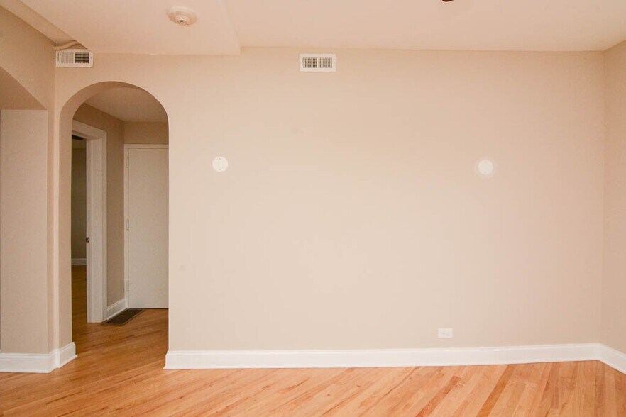 Building Photo - 896 Green Bay Rd